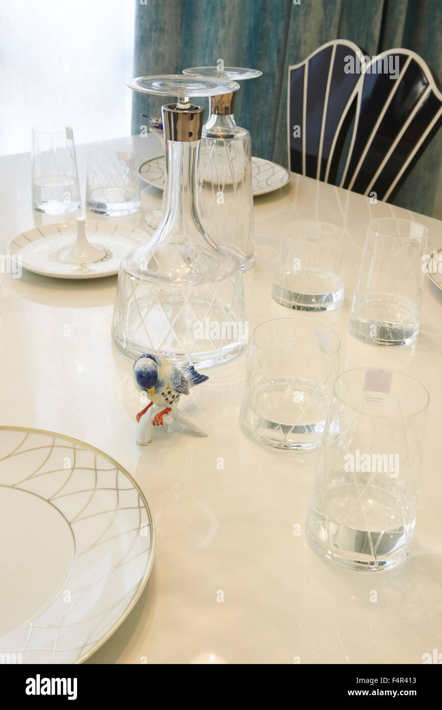 Vaisselle sur une table verticale en verre et en céramique Banque D'Images