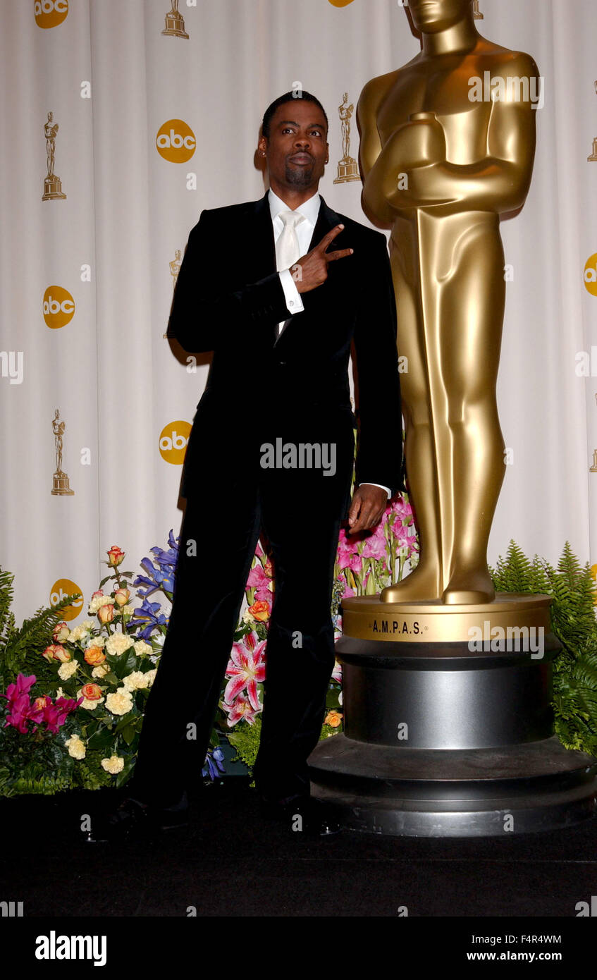 Fichier. 21 Oct, 2015. CHRIS Rock est de retour à l'hôte de la prochaine cérémonie des Oscars, a annoncé aujourd'hui ses producteurs. L'acteur et comédien a accueilli la 77e annuelle des Academy Awards en 2005, lors de la réception de son monologue d'ouverture et quelques blagues controversée a été mitigée. La 88e cérémonie des Oscars aura lieu le dimanche 28 février, 2016. Sur la photo : le 27 février 2005 - Hollywood - Chris Rock accueille la 77e Academy Awards annuel. © Paul Fenton/ZUMAPRESS.com/Alamy Live News Banque D'Images