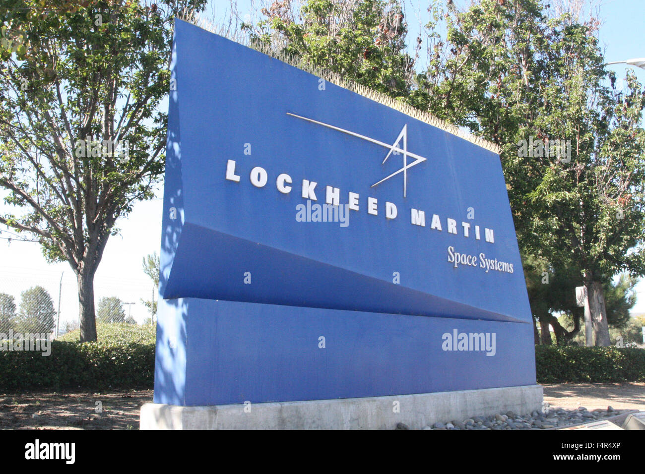 Sunnyvale, Californie, USA. 21 Oct, 2015. La société Lockheed Martin Space Systems à Moffett Field, 1111, Lockheed Martin, Sunnyvale, Californie. Lockheed Martin Space Systems comprend des lignes d'affaires dans les lanceurs, satellites commerciaux, les satellites et les missiles stratégiques. Image montre le panneau d'entrée et le logo de la société sur le campus de Lockheed Martin. © Scott Carson/ZUMA/Alamy Fil Live News Banque D'Images