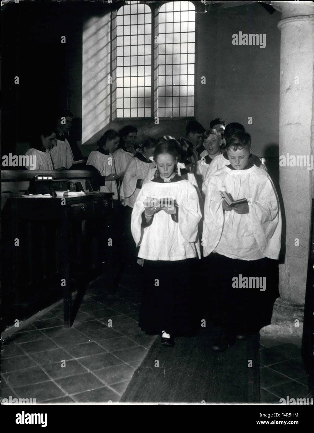 1965 - Le Parsom prend un siège arrière alors que ces enfants effectuent leurs propres services à l'église le dimanche Dimanche après-midi donne un bref répit pour le disque a travaillé un curé de l'église paroissiale St.Paul's Cray (Kent). Entre son buny services du matin et du soir, il fomerly utilisée pour réaliser l'habitude de l'enfant. Aujourd'hui, il peut s'asseoir en arrière et observer l'confidedtly son petit parishoners exécuter le service eux-mêmes.Si populaires hs l'idée que devenir de plus en plus d'enfants sont à venir le long, et le sentiment qu'ils font vraiment partie de l'Église, rejoindre l'a consacrée, bénéficiant de toutes les manières fro Banque D'Images