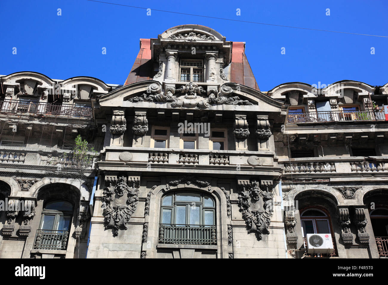 Détails façade de maisons de ville historiques dans le centre de Bucarest, Roumanie Banque D'Images