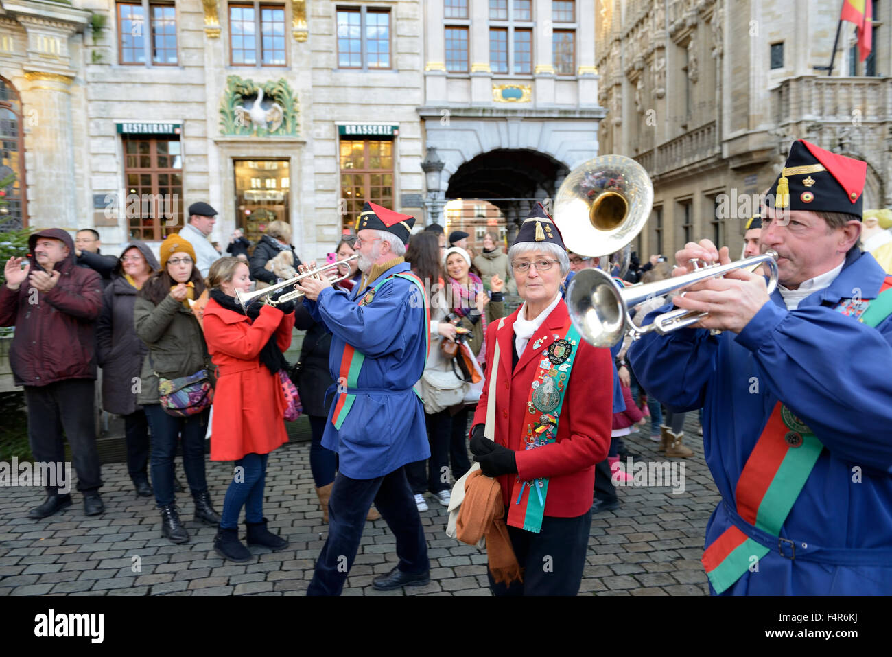 Bruxelles, Belgique - 6 décembre, 2014 : défilé traditionnel de Saint Nicolas arrive à Grand Place de Bruxelles Banque D'Images