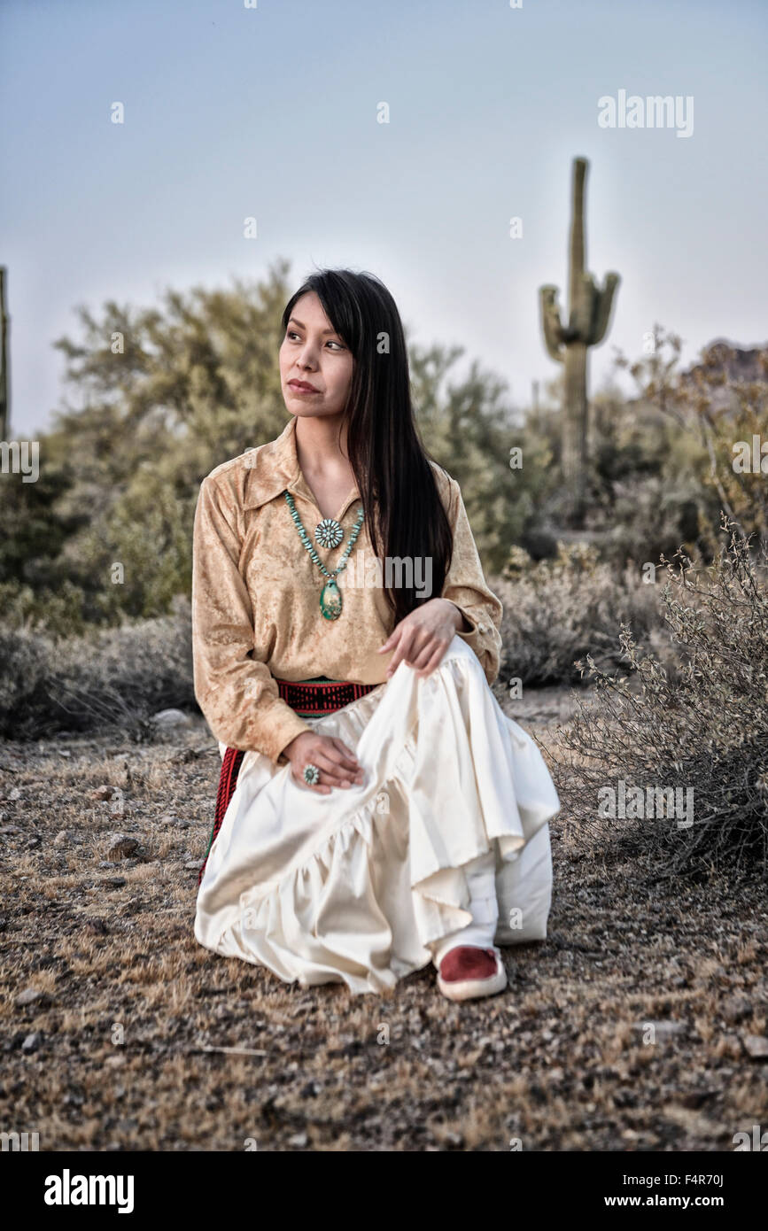 USA, United States, Amérique du Nord, l'Arizona, Indiens, Navajo, dîner, femme, beauté, Native, American, désert, vintage, robe, traditionnel Banque D'Images