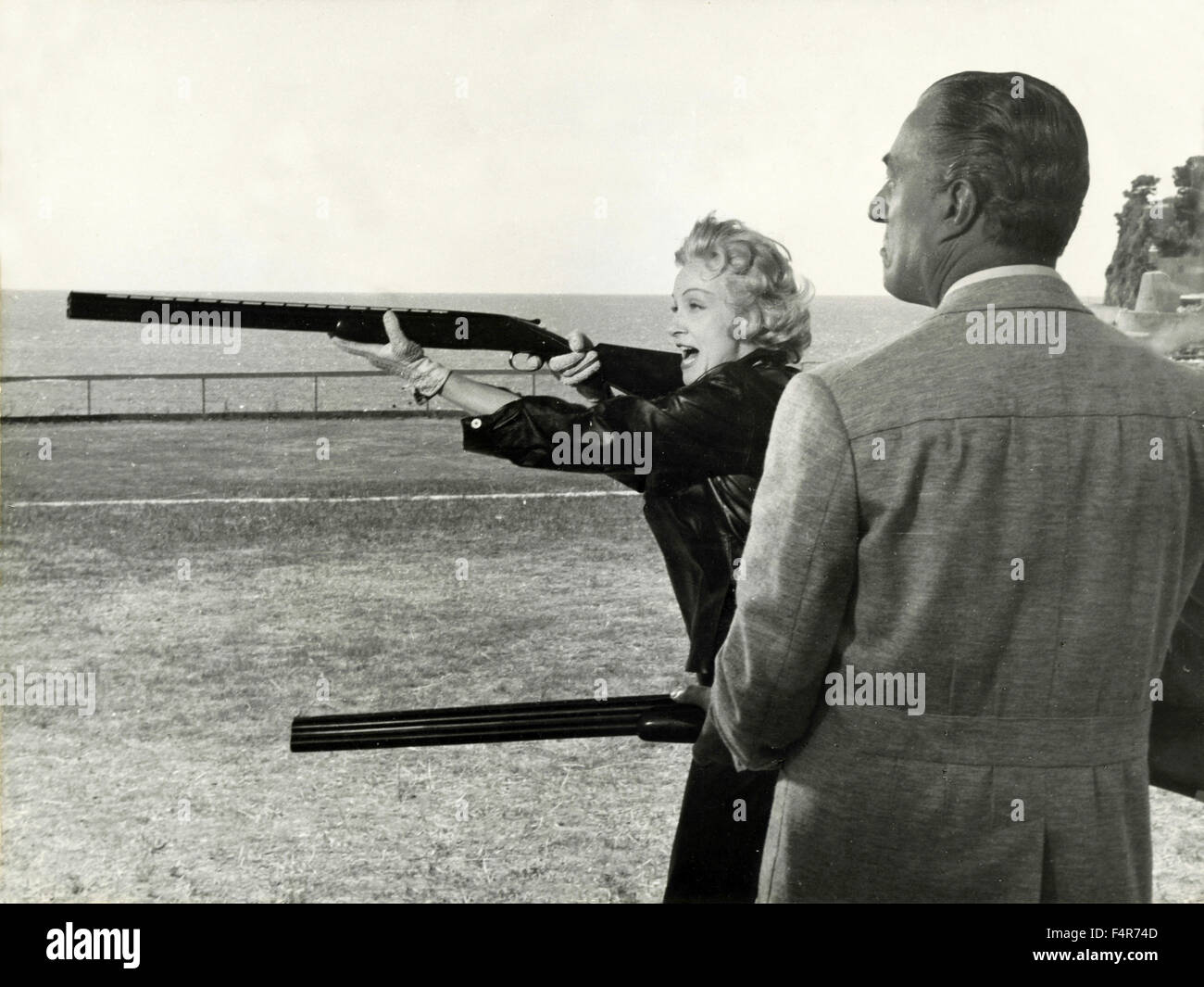 L'actrice allemande Marlene Dietrich avec un canon tire des avec l'acteur italien Vittorio De Sica, Monte Carlo, Monaco Banque D'Images