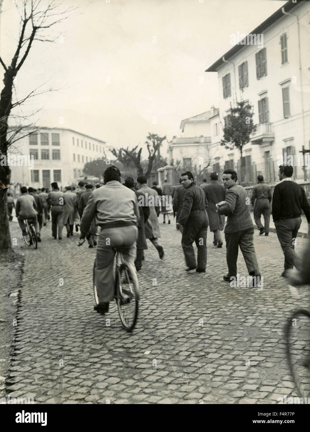 Les travailleurs entrer dans l'usine à pied et en vélo, Italie Banque D'Images