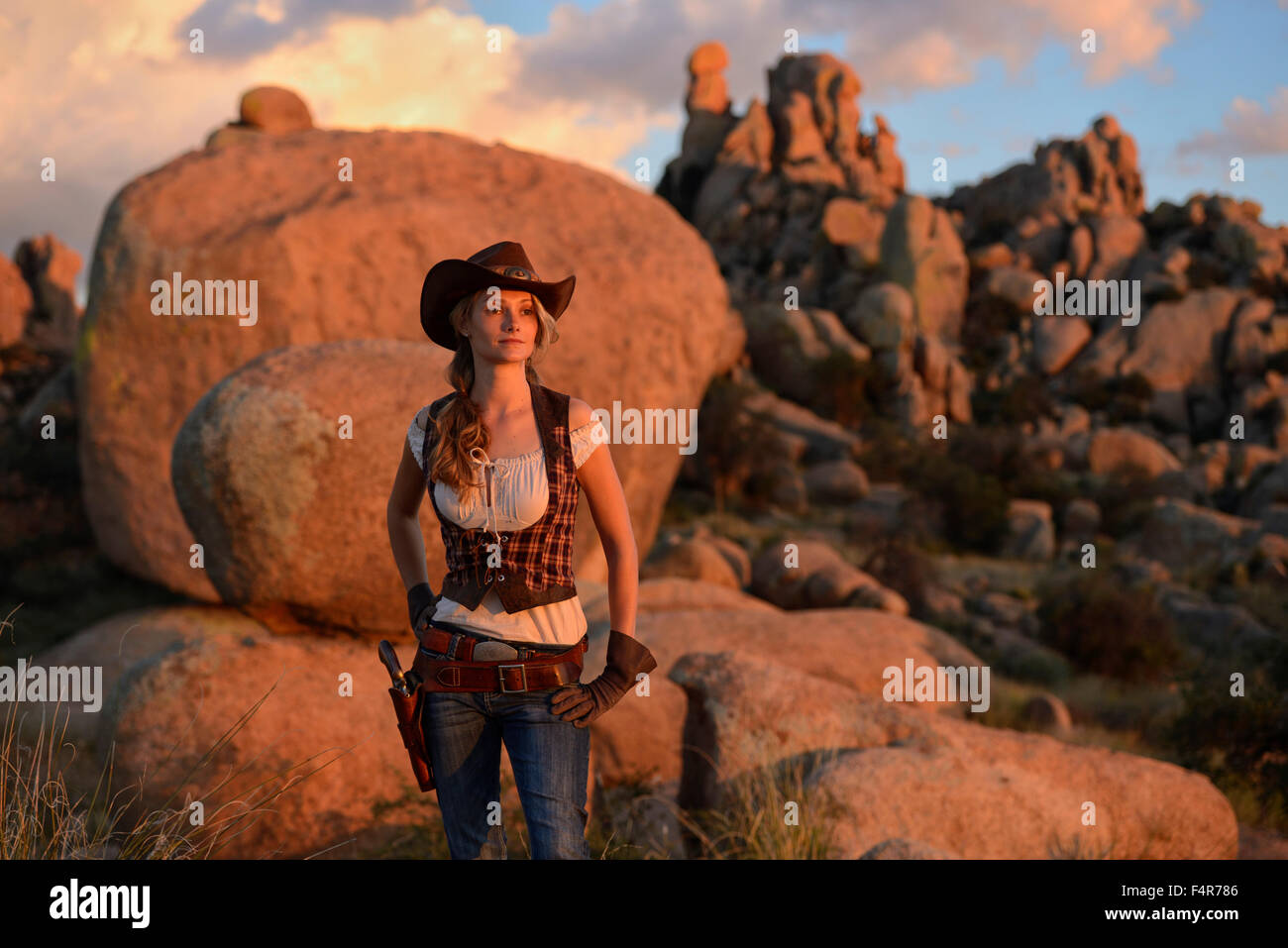 USA, United States, Amérique du Nord, l'Arizona, Dragoon Mountains, cowgirl, rochers, femme, de l'ouest, wild west, American, girl, blonde, outd Banque D'Images