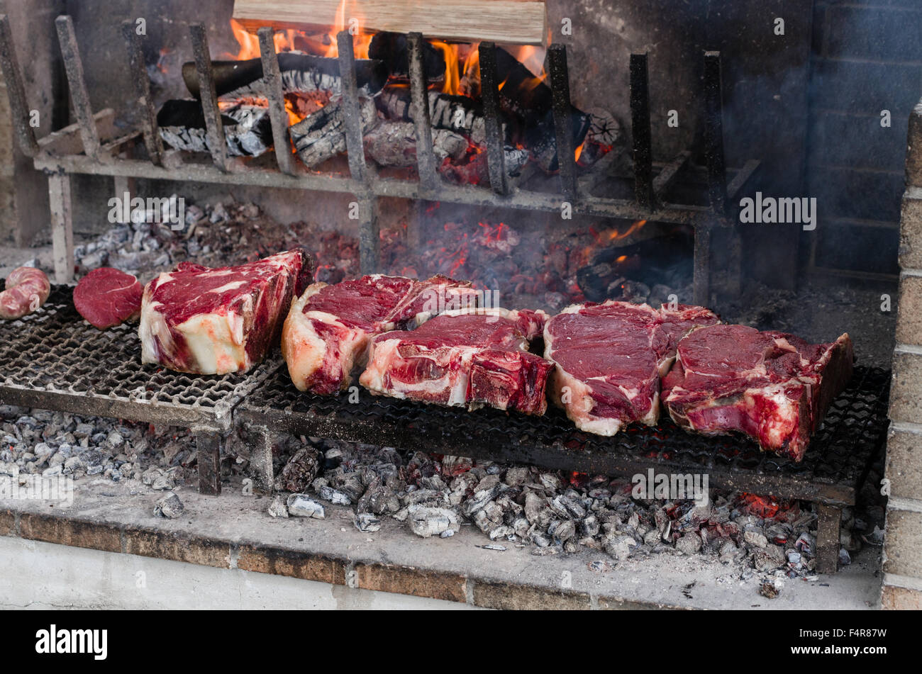 Tranches épaisses de viande de vache chianina griller sur les braises Banque D'Images