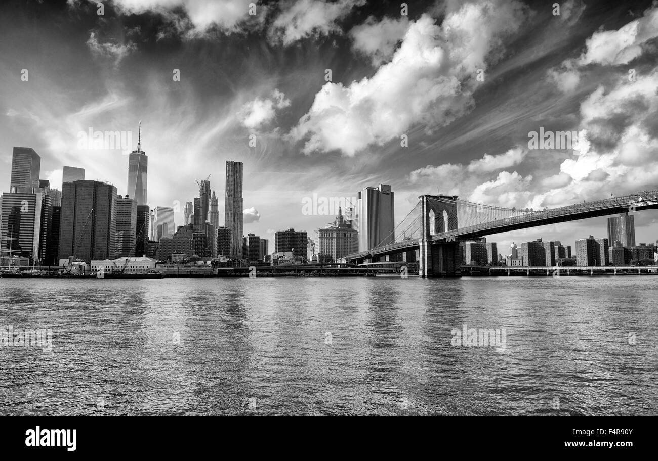 Le Lower Manhattan skyline, prises de Brooklyn à New York USA Banque D'Images