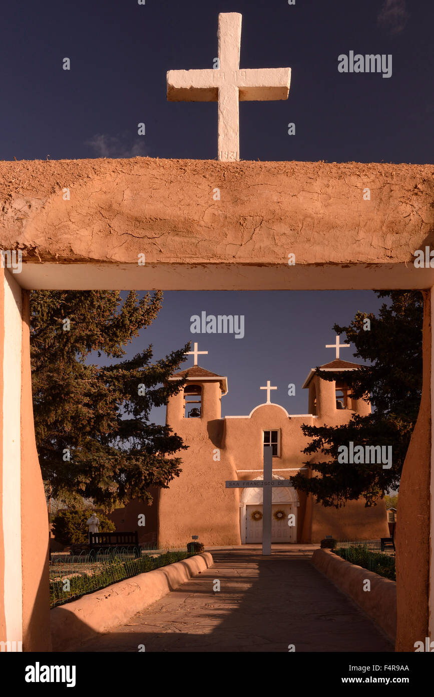 USA, United States, Amérique, New Mexico, Taos, San Francisco de Asis, église, adobe, architecture, croix Banque D'Images