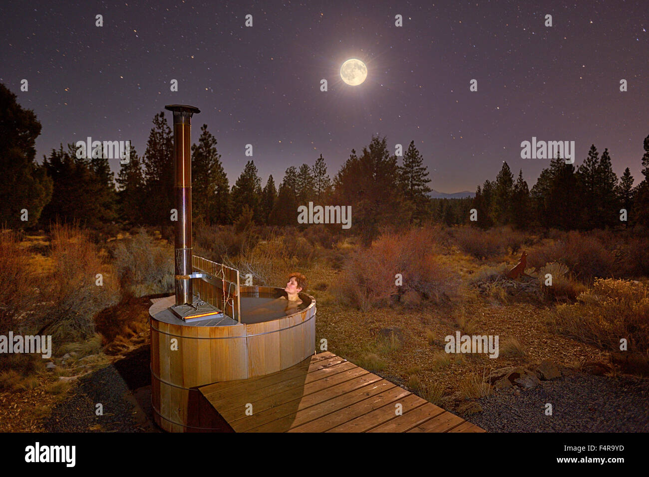 Amérique du nord, nord-ouest du Pacifique, de l'Oregon, du Centre, de Deschutes Comté, Bend, bain à remous, la nuit, les étoiles, le désert, femme, lune, baignade, Banque D'Images