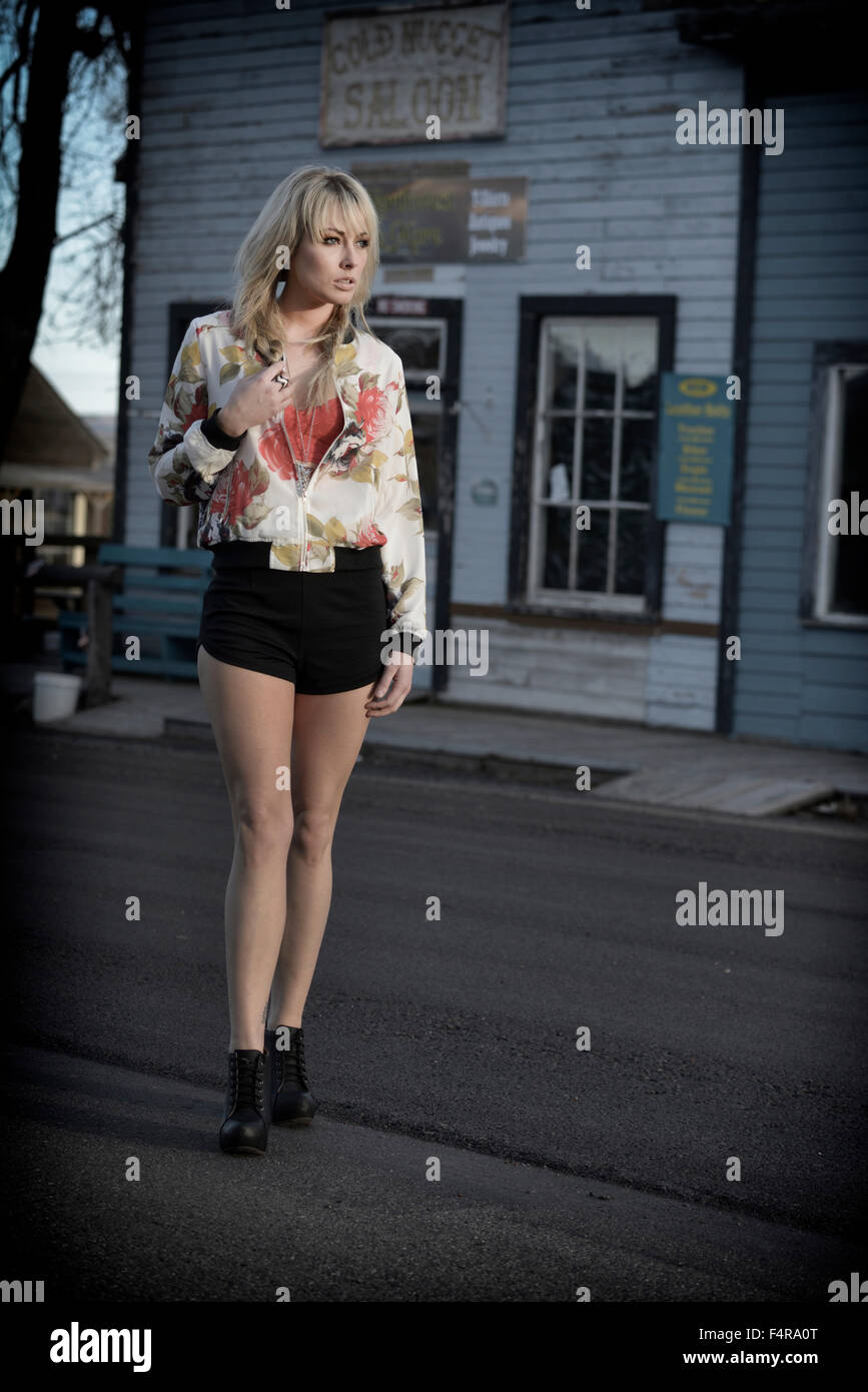 USA, United States, Amérique latine, Amérique du Nord, l'Oregon, Ville Fantôme, Shaniko, girl, blonde, rue, femme, américain, de la mode, ville fantôme, m Banque D'Images