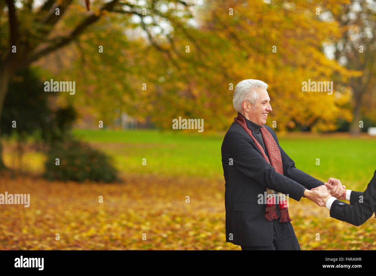 Happy senior couple dans une forêt d'automne Banque D'Images