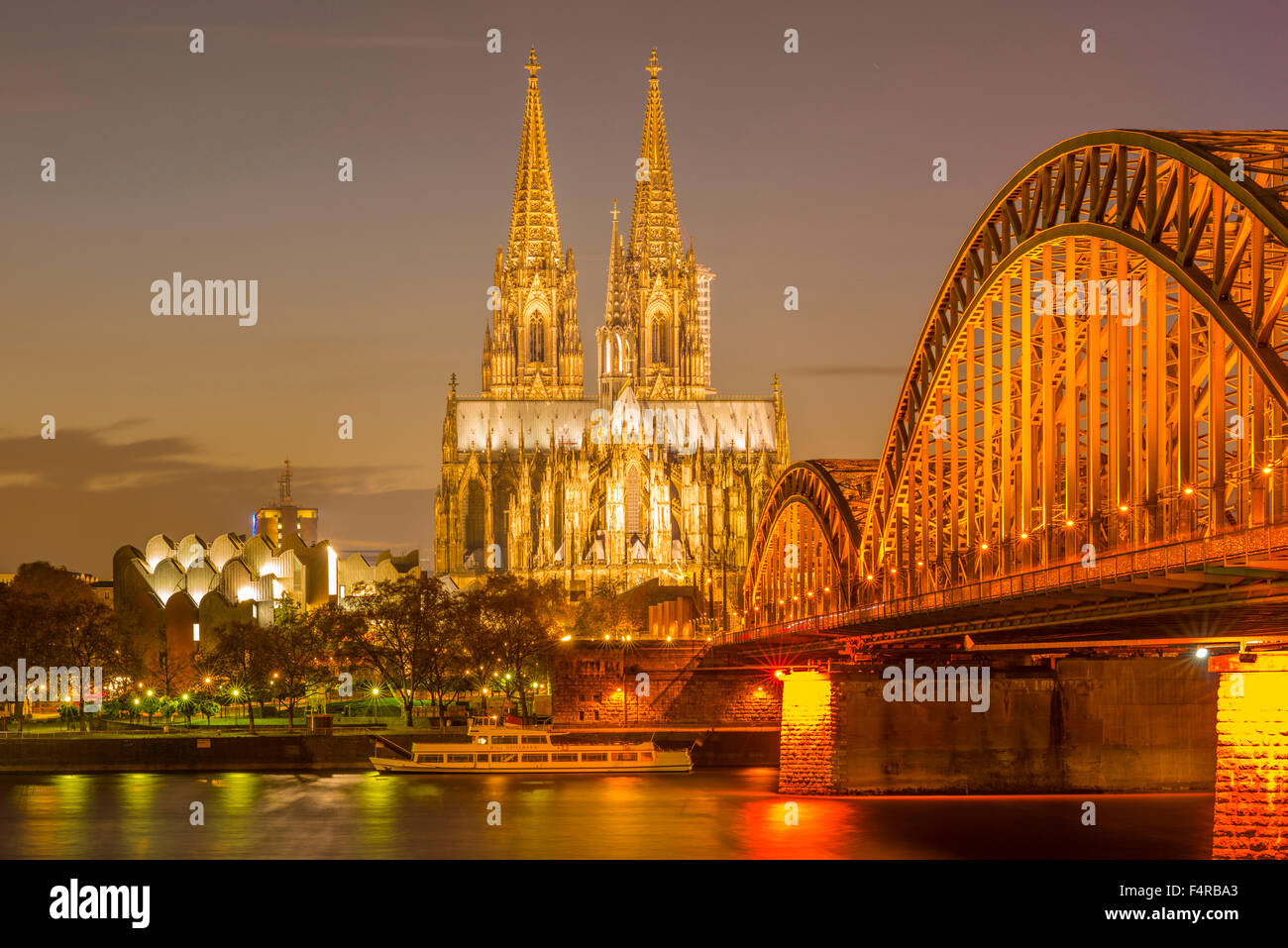 Crépuscule, architecture, illuminé, Bishop's Church, bridge, l'Allemagne, la cathédrale, le dôme, cathédrale de l'église, l'Europe, Hohenzollernbrücke Banque D'Images