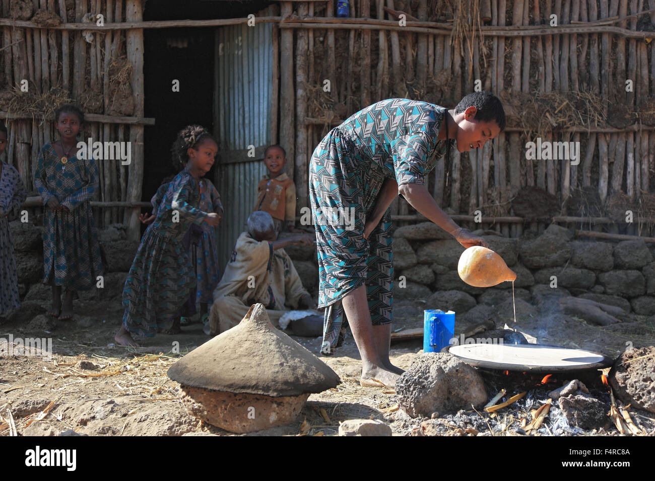 La région d'Amhara, famille simple, petite ferme, l'auto-restauration, la fabrication de pain appelé injera teff Banque D'Images