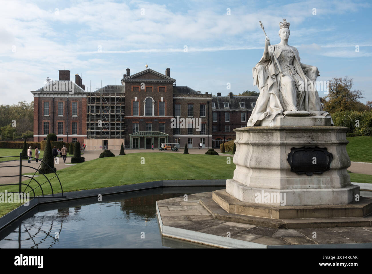 Kensington Palace et statue de la reine Victoria, Londres. Banque D'Images