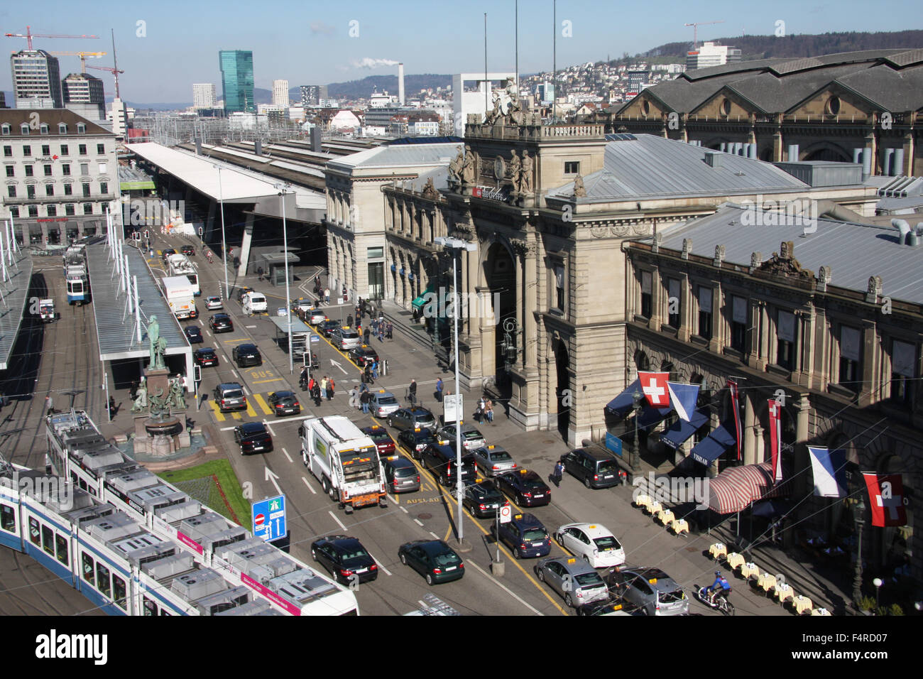 Zurich, Suisse, Europe, 42, de la gare centrale, de la gare, Escher, Alfred Escher, statue, tram, tramway, tra Banque D'Images