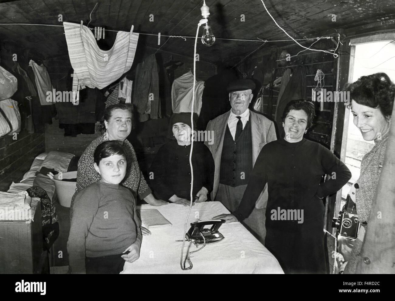 Une famille dans un chalet mis en place pour l'urgence tremblement de terre, Italie Banque D'Images