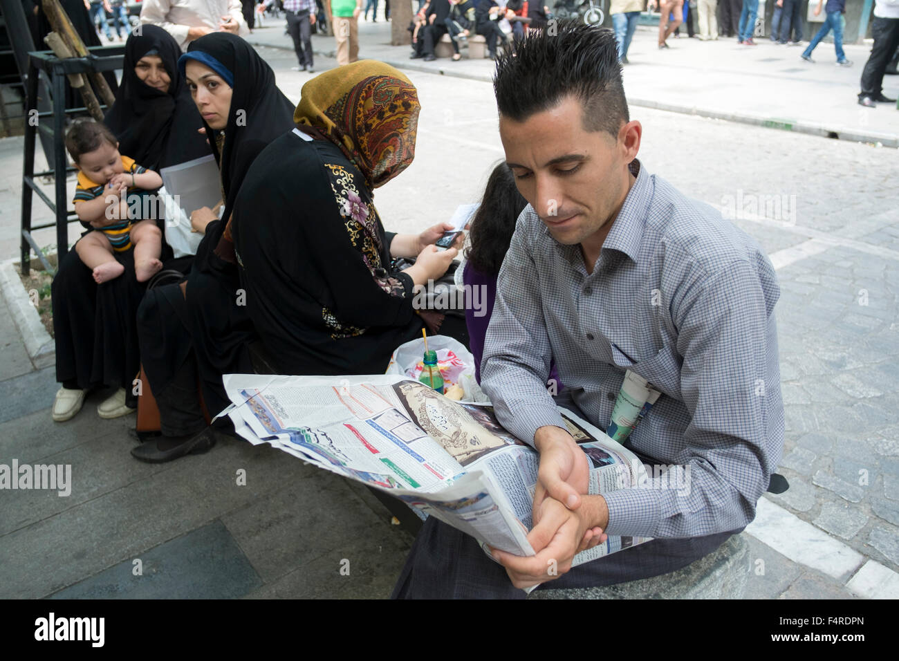 Les gens se détendre à l'extérieur du Grand Bazar de Arg Square, Téhéran, Iran Banque D'Images