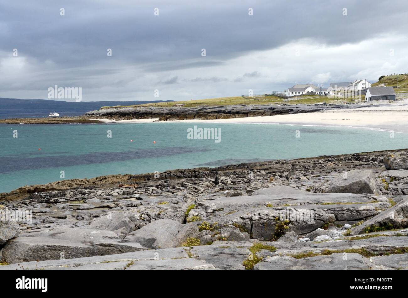 Plage et la plate-forme calcaire Inis Oirr îles Aran Irlande Banque D'Images