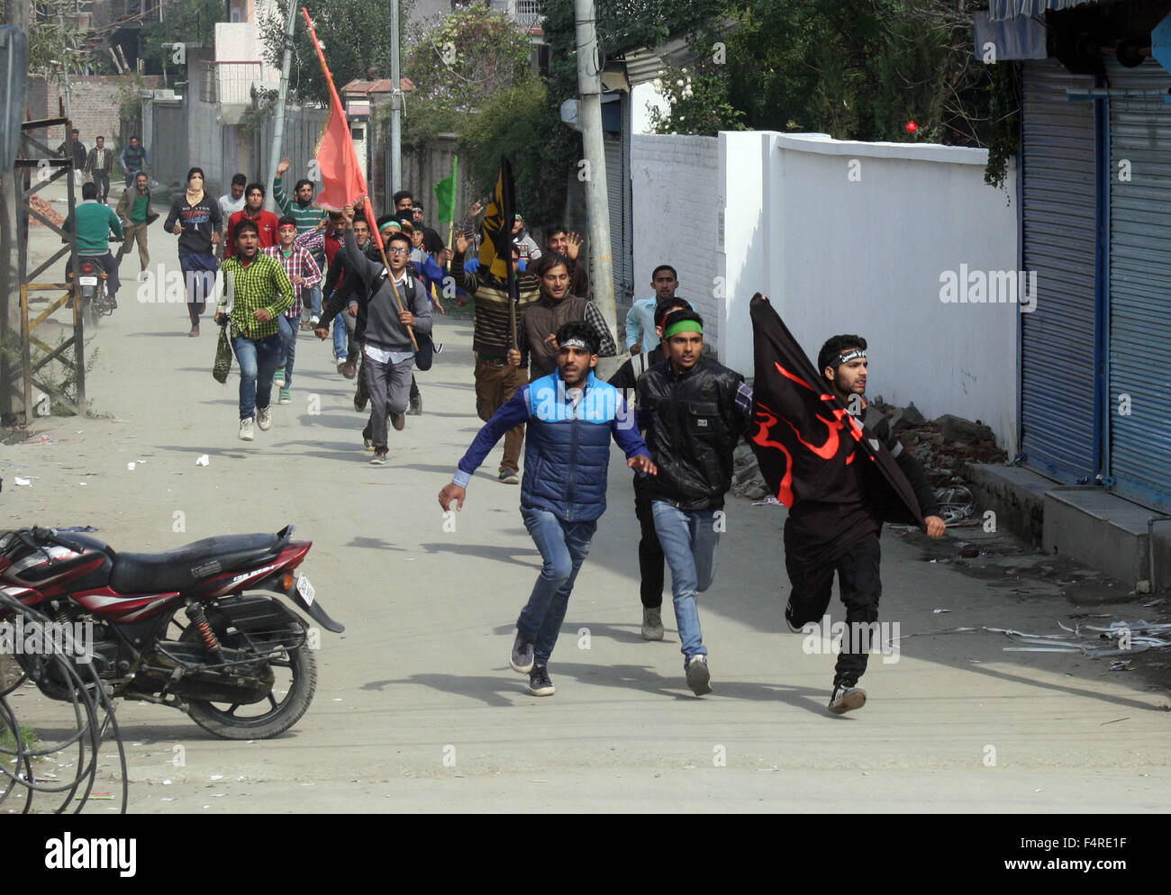 Srinagar, Inde. 22 octobre, 2015. Les dévots Musulmans chiites du Cachemire ont défié l'exécution d'une restriction sur les religieux le 8 Muharram procession, imposé des restrictions dans certaines parties de Srinagar, la capitale d'été du cachemire, pour contrecarrer les Mouharram processions. Les restrictions imposées par les autorités dans certaines régions de Srinagar. Credit : Sofi suhail/Alamy Live News Banque D'Images