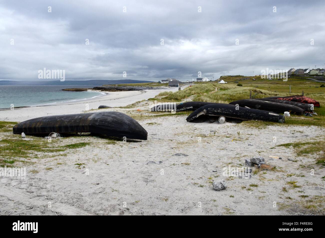 Traditionnel irlandais Currachs bateaux de pêche sur la plage de l'Inis Oirr Inisheer îles Aran Irlande Banque D'Images