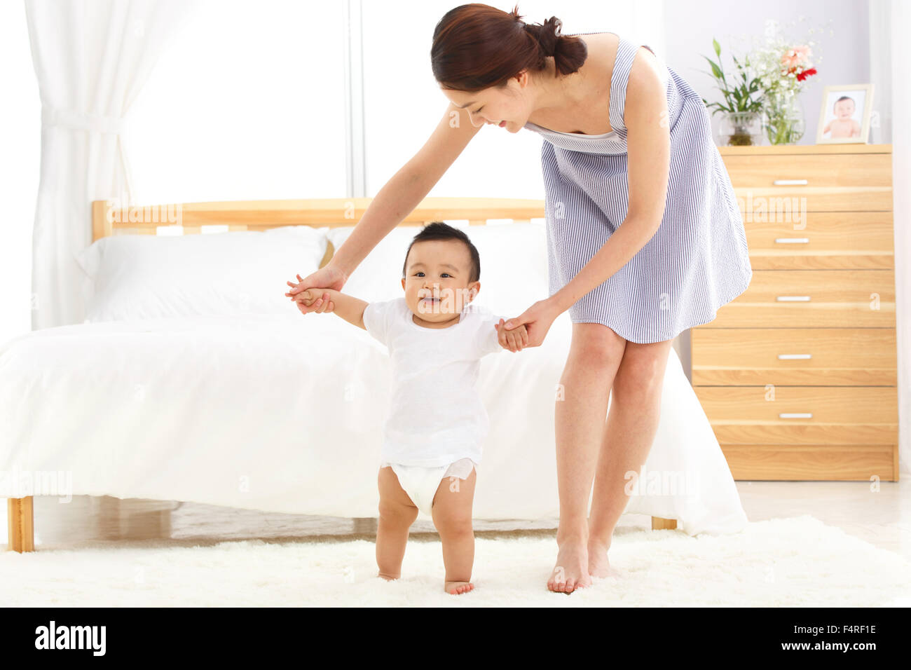 Apprendre à marcher Banque de photographies et d'images à haute résolution  - Alamy