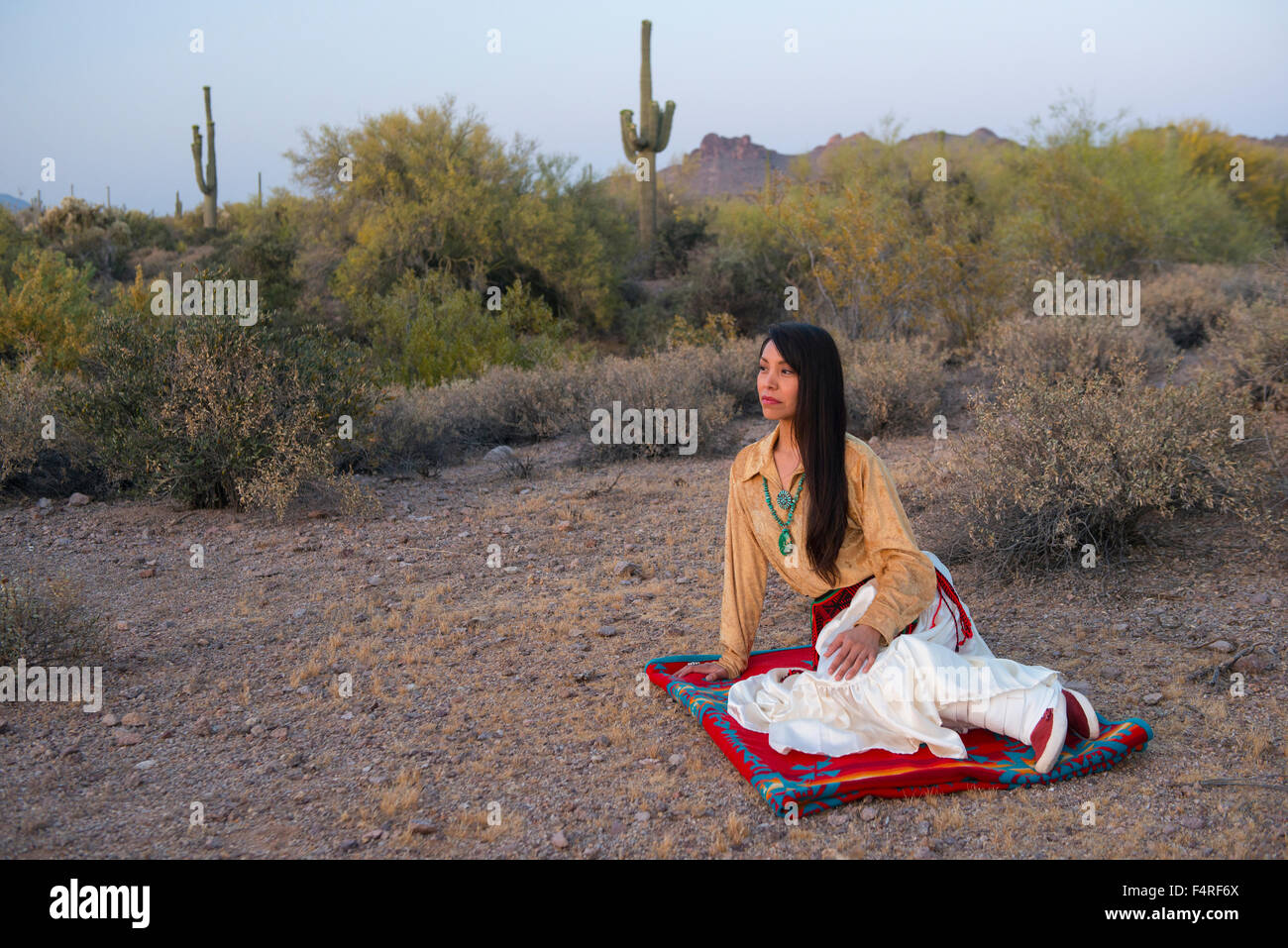 Femme Navajo à Lost Dutchman State Park, Phoenix, Arizona, USA Banque D'Images