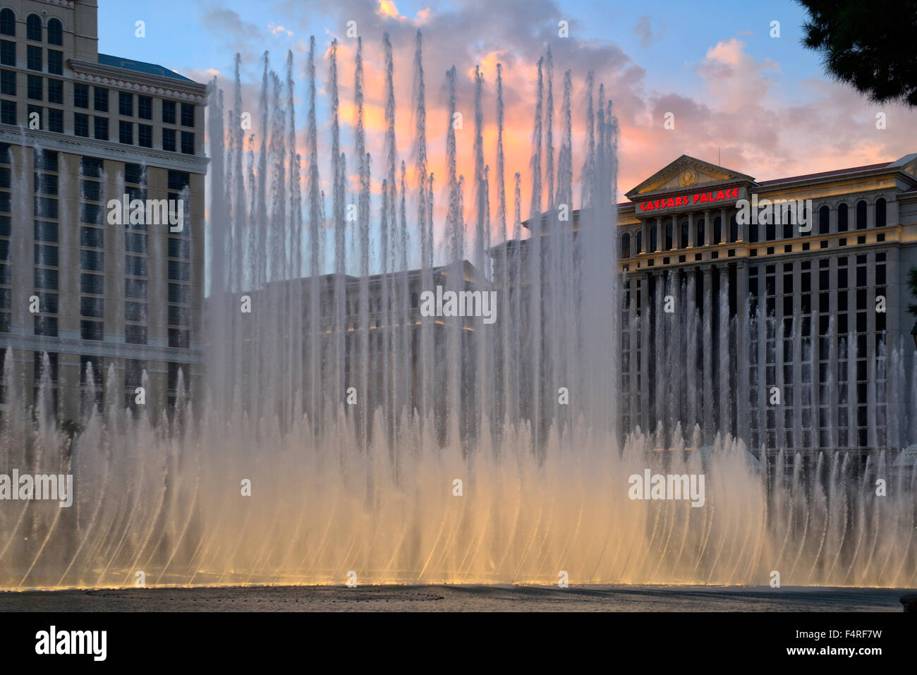 USA, Nevada, Las Vegas, fontaine du Bellagio Hotel and Casino au crépuscule, Banque D'Images