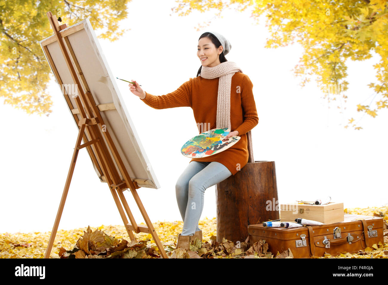 Les jeunes femmes de la peinture de plein air Banque D'Images