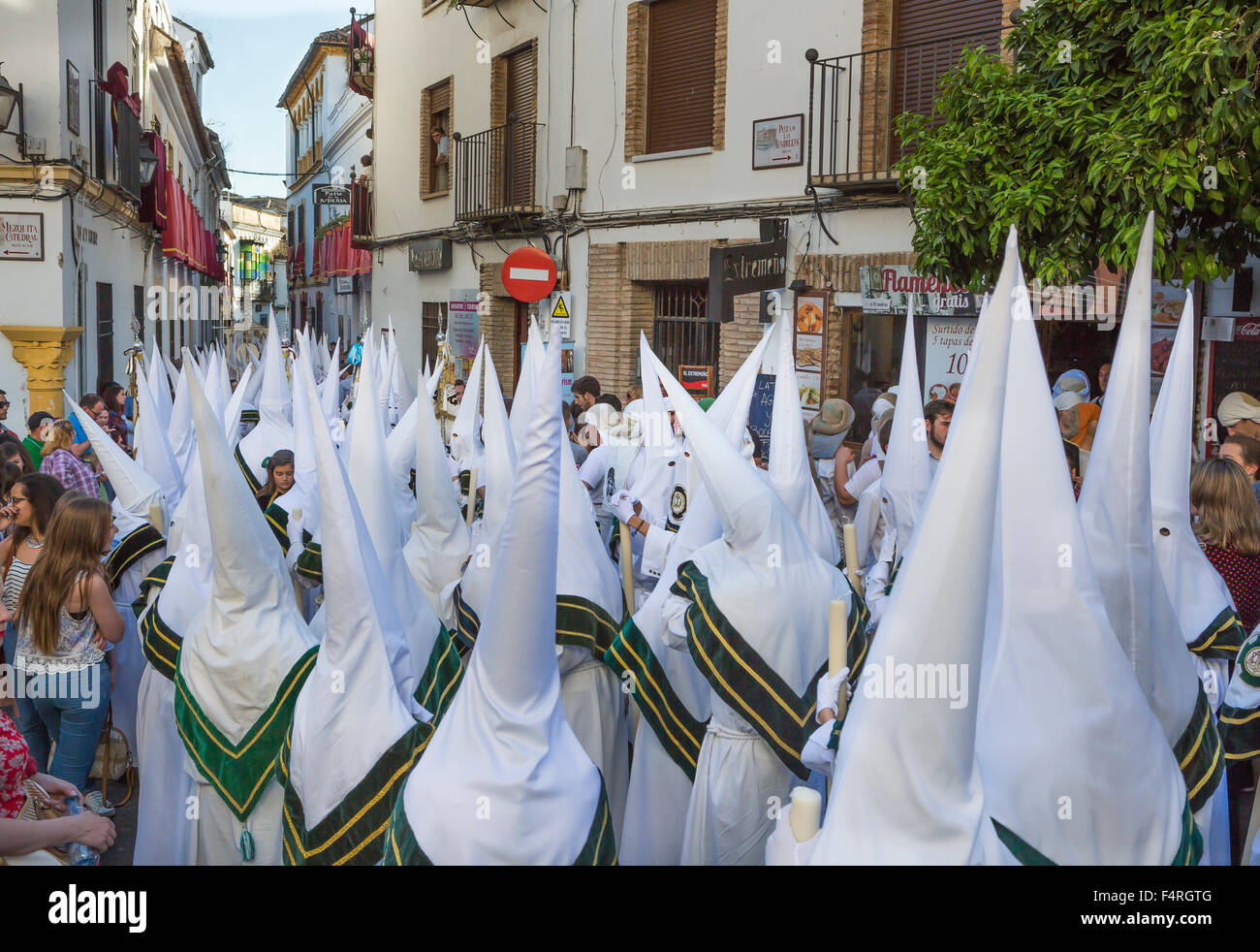 L'Andalousie, Cordoue, la ville, le Jeudi Saint, l'Espagne, l'Europe, Printemps, bougies, Christian, bondé, célébration, Maria, masques, Parade, Banque D'Images