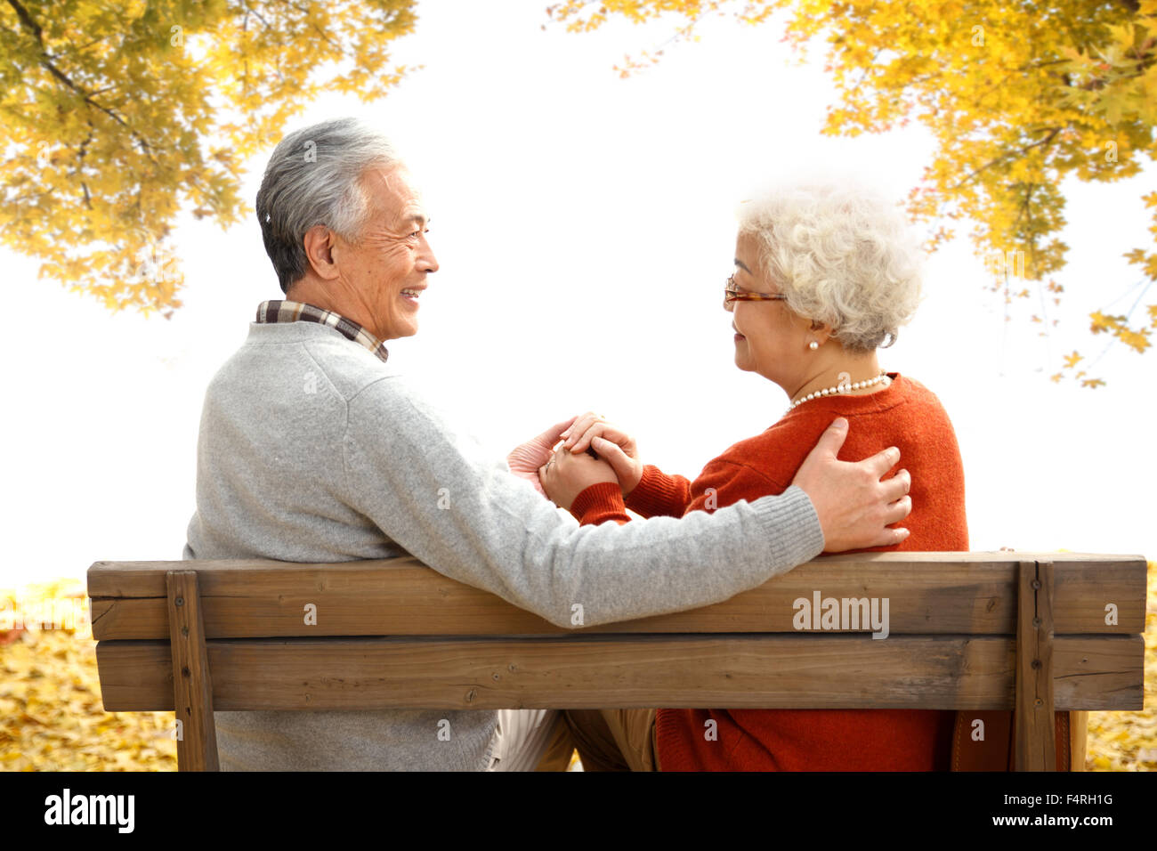 Vieilles Personnes Assises Sur Un Banc Banque De Photographies Et D