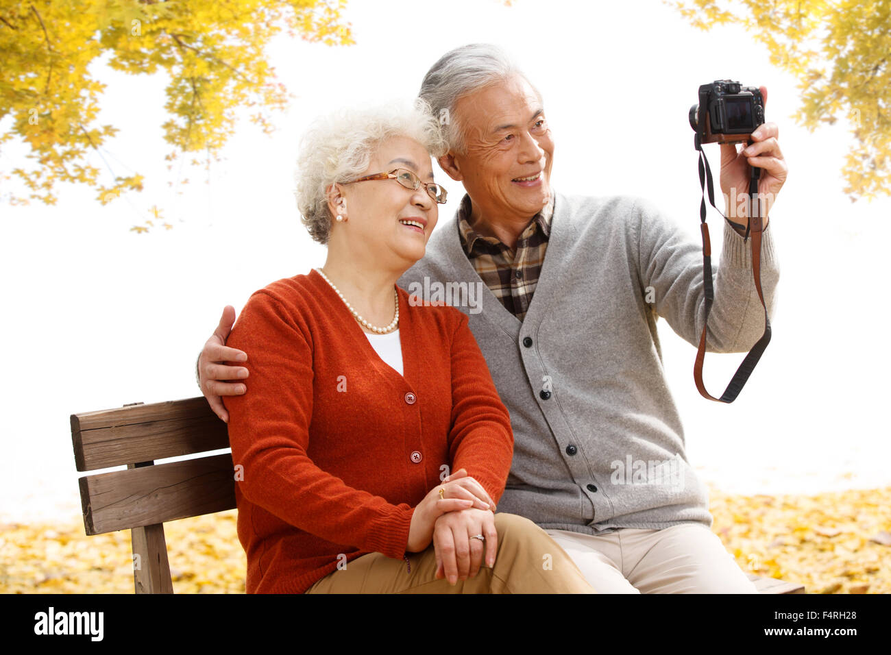 Heureux vieux couple assis sur un banc Banque D'Images