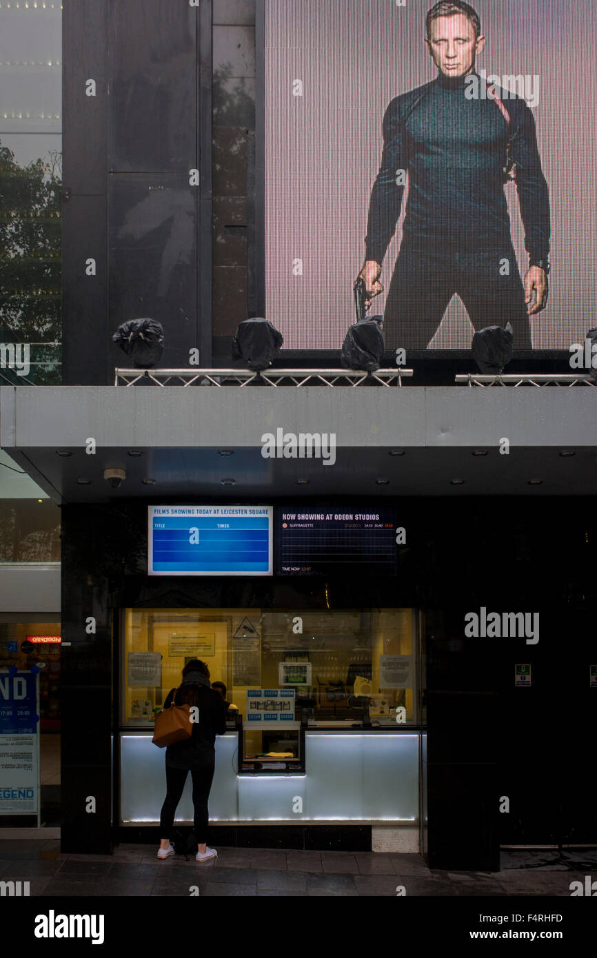 Le bureau de vente des billets de cinéma client avec Daniel Craig James Bond dans Leicester Square. Banque D'Images