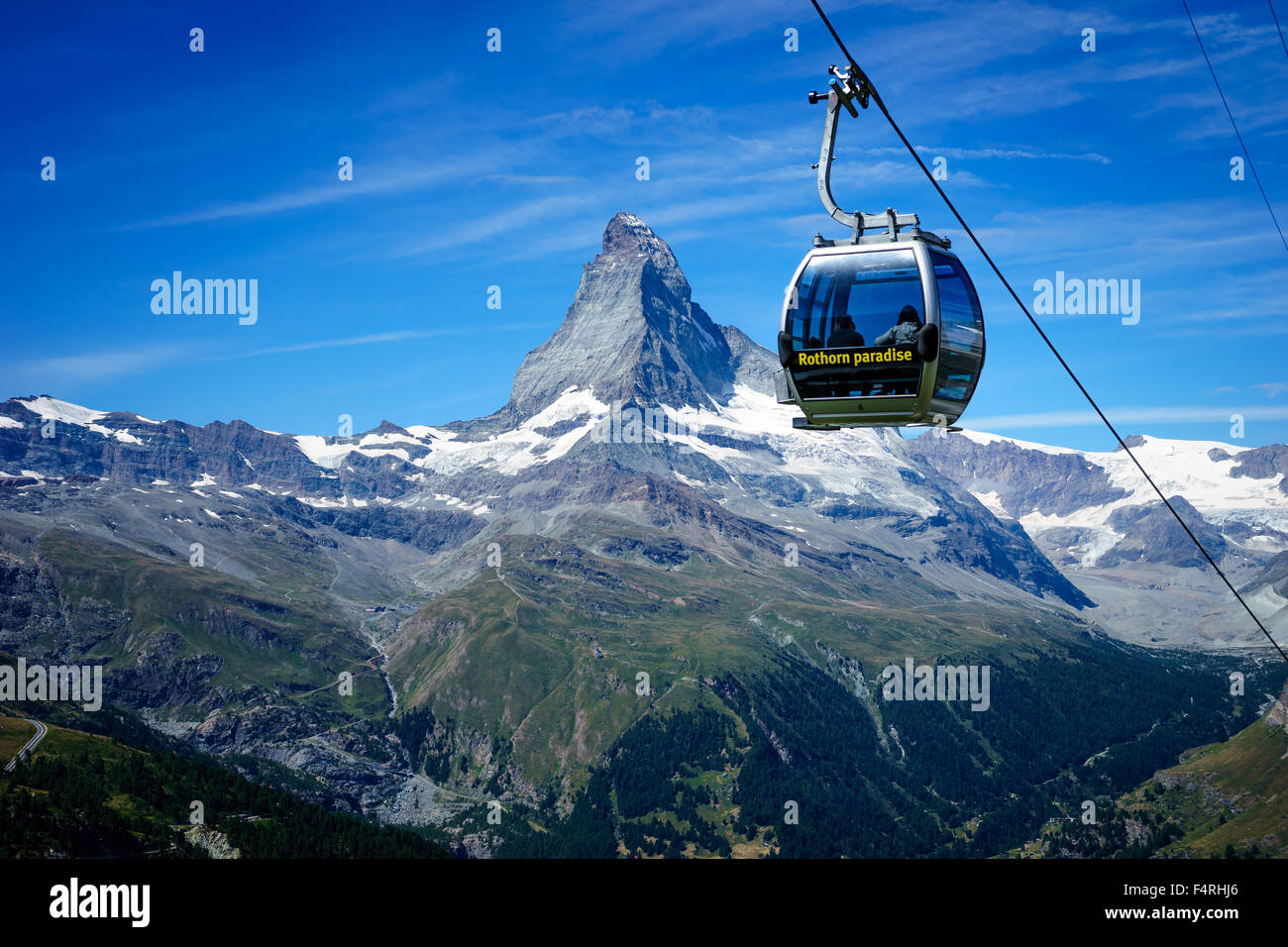 Un téléphérique monte passé Matterhorn peak. Juillet, 2015. Cervin, Suisse. Banque D'Images