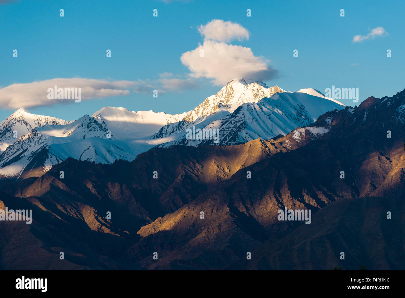 Le sommet de la 6152 mètres de haut stock kangri est couvert de nuages Banque D'Images