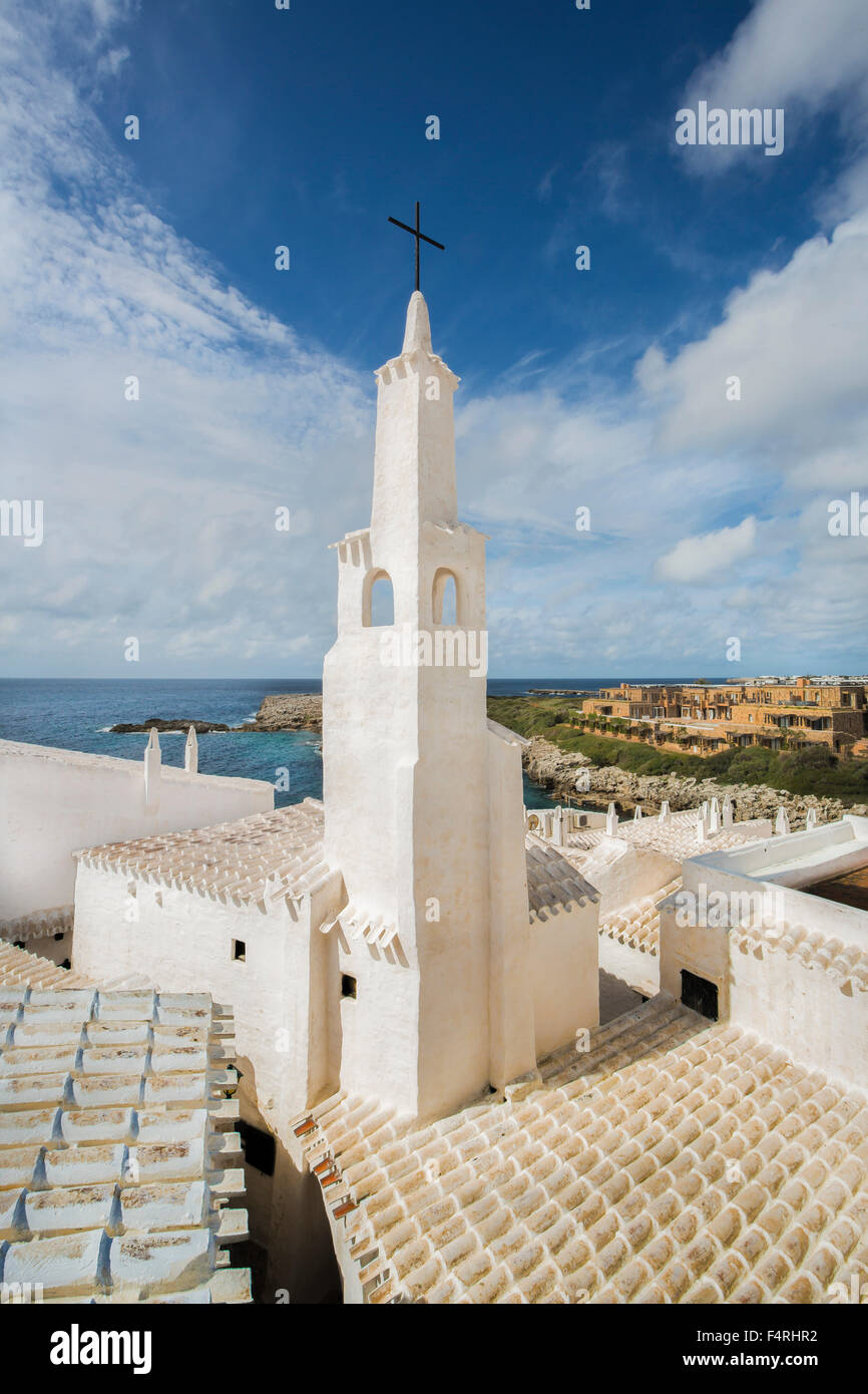 Îles Baléares, Binibeca, village de pêcheurs, l'île de Menorca, Binibeca, vieille, l'Espagne, l'Europe, le printemps, l'architecture, beffroi, croix, Banque D'Images