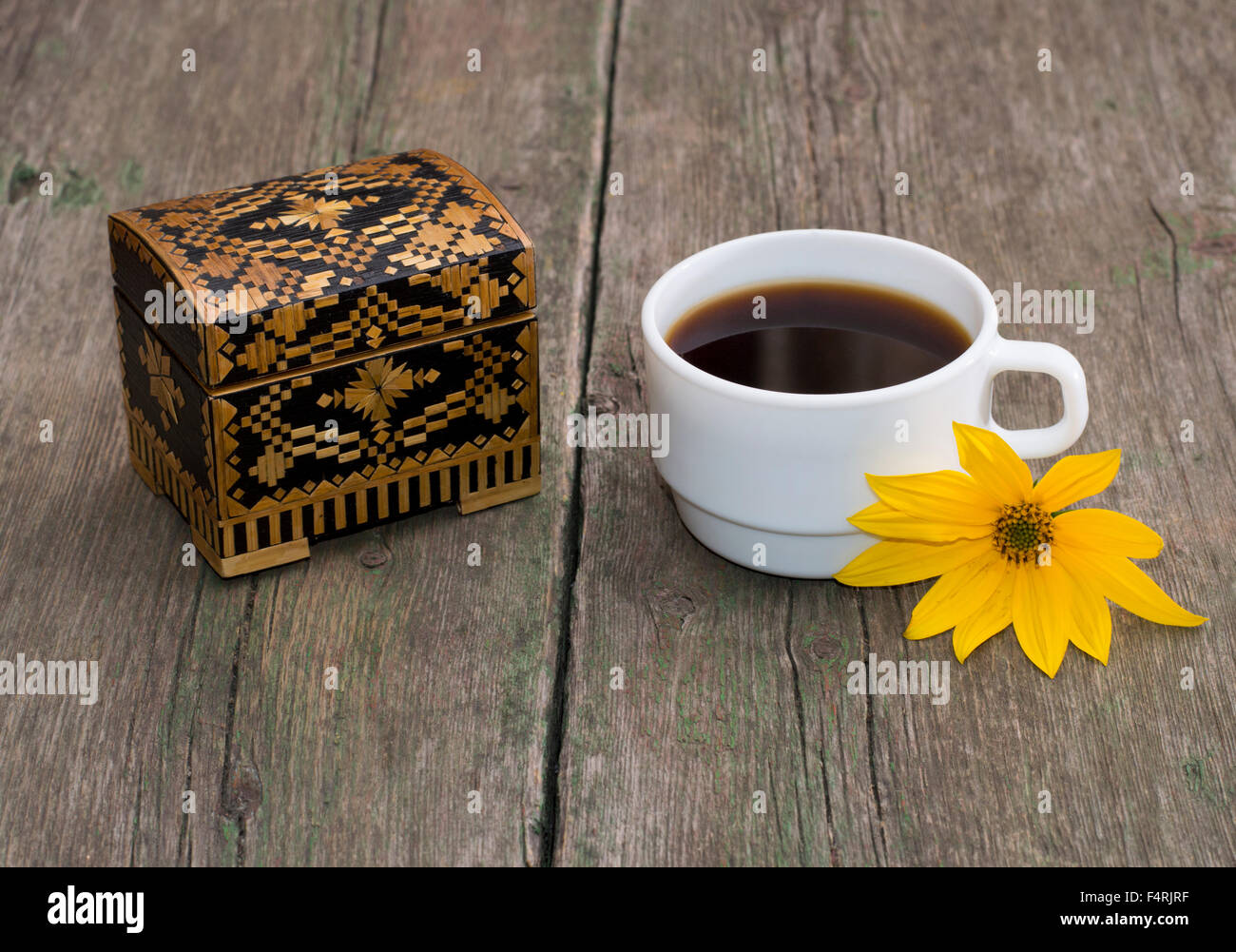 La tasse de café décoré d'une fleur jaune et cercueil, still life Banque D'Images