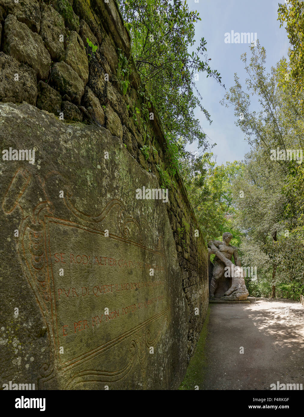 L'Italie, l'Europe, Lazio, Bomarzo, paysage, forêt, bois, arbres, printemps, sculptures, Parco dei mostri Banque D'Images