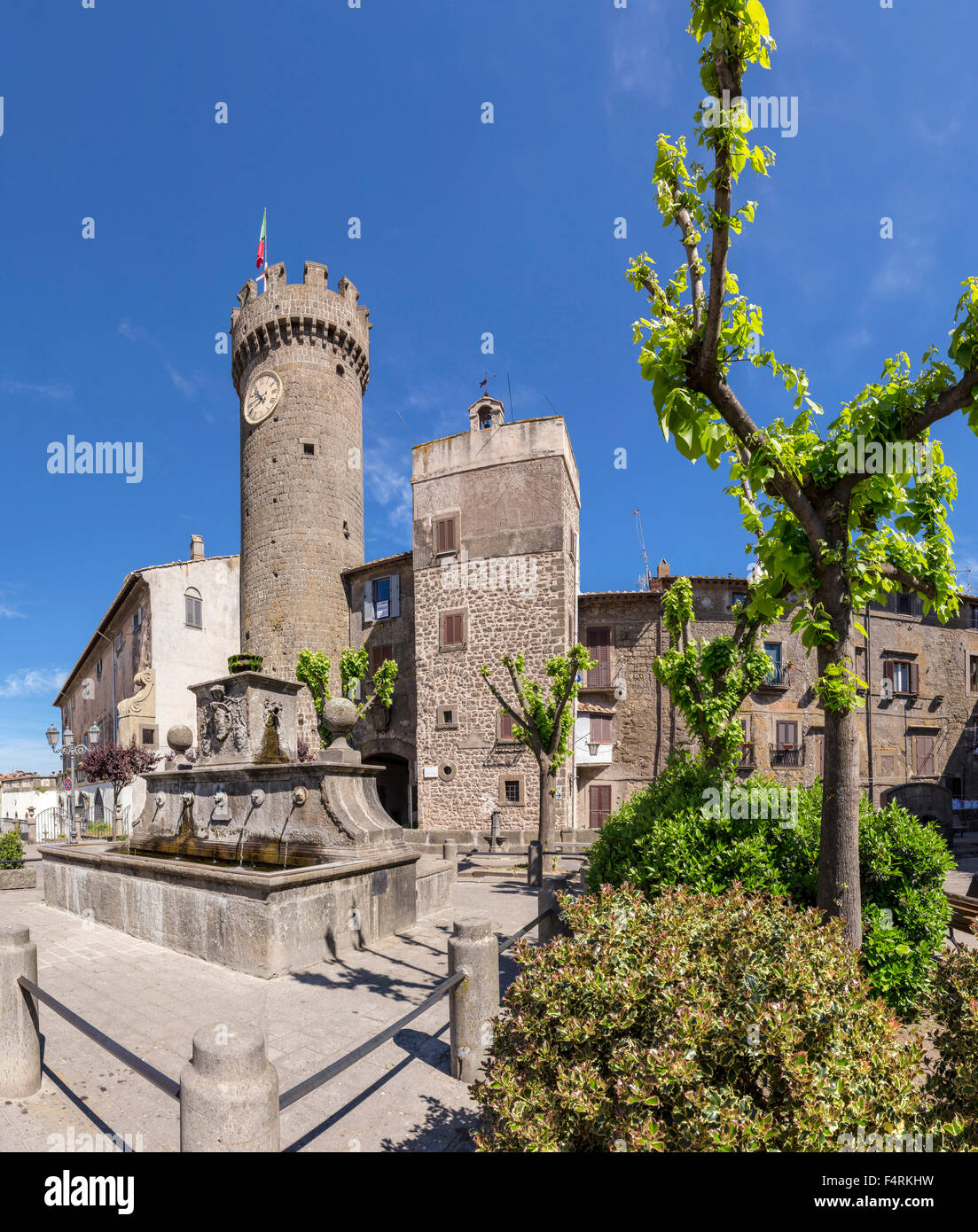 L'Italie, l'Europe, Lazio, Bagnaia, ville, village, forêt, bois, arbres, printemps, forteresse, porte de ville Banque D'Images