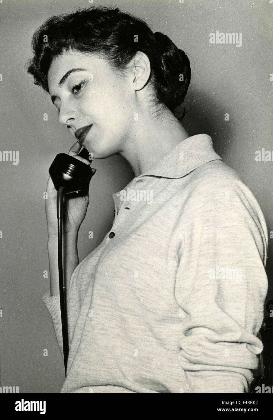 L'actrice italienne Maria Stella Signorini posant avec le téléphone Banque D'Images
