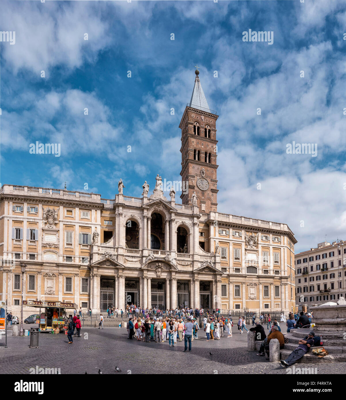L'Italie, l'Europe, Lazio, Rome, Roma, ville, village, printemps, les gens, l'église, Piazza di Santa Maria Maggiore, carré, Banque D'Images