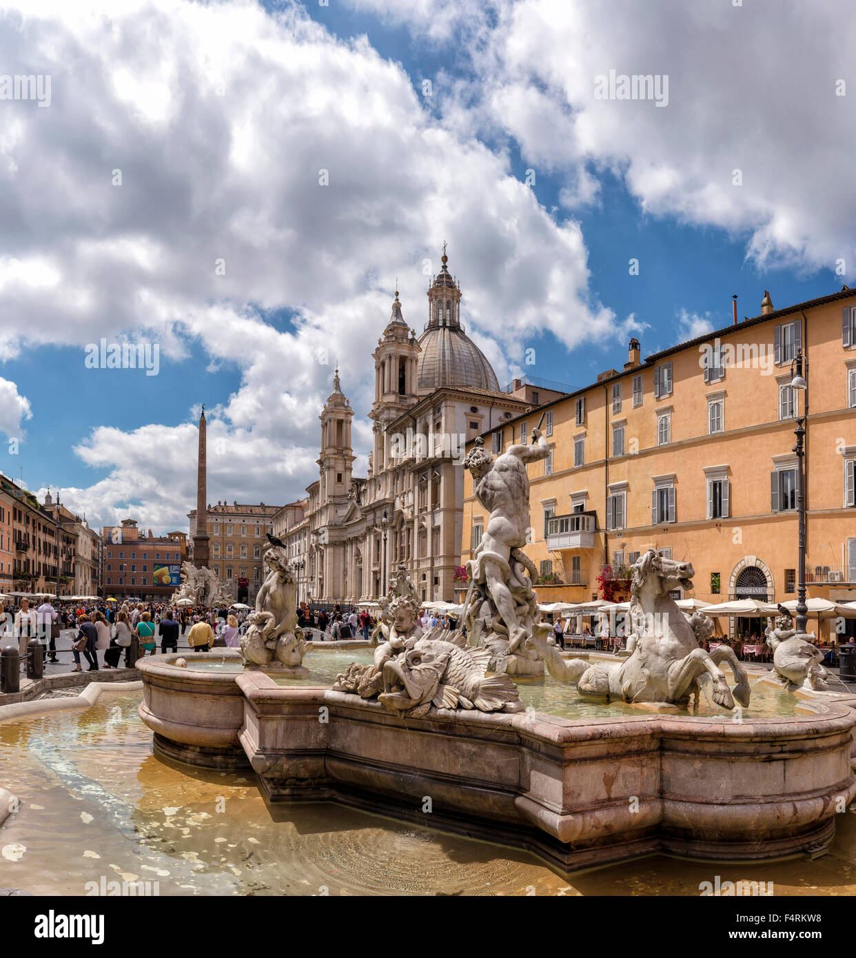 L'Italie, l'Europe, Lazio, Rome, Roma, ville, village, l'eau, le printemps, les gens, fontaine, Piazza Navona, Sant'Agnese in Agone Banque D'Images