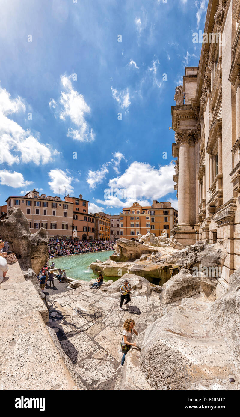 L'Italie, l'Europe, Lazio, Rome, Roma, ville, village, l'eau, le printemps, les gens, la Fontaine de Trevi fountain Banque D'Images