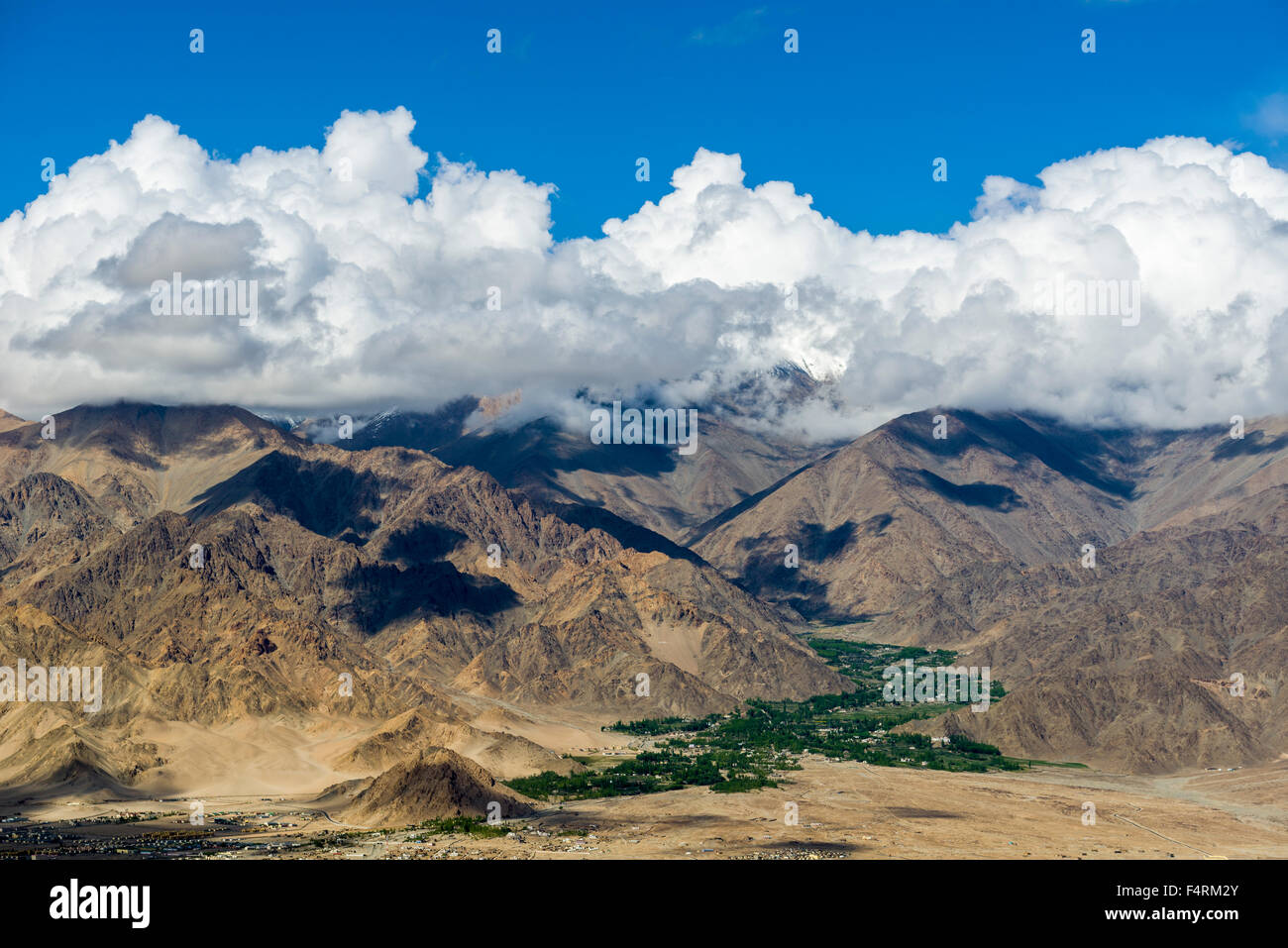 Le village est situé dans la vallée de l'indus au pied du stock kangri de montagnes, les sommets sont recouverts de cl Banque D'Images