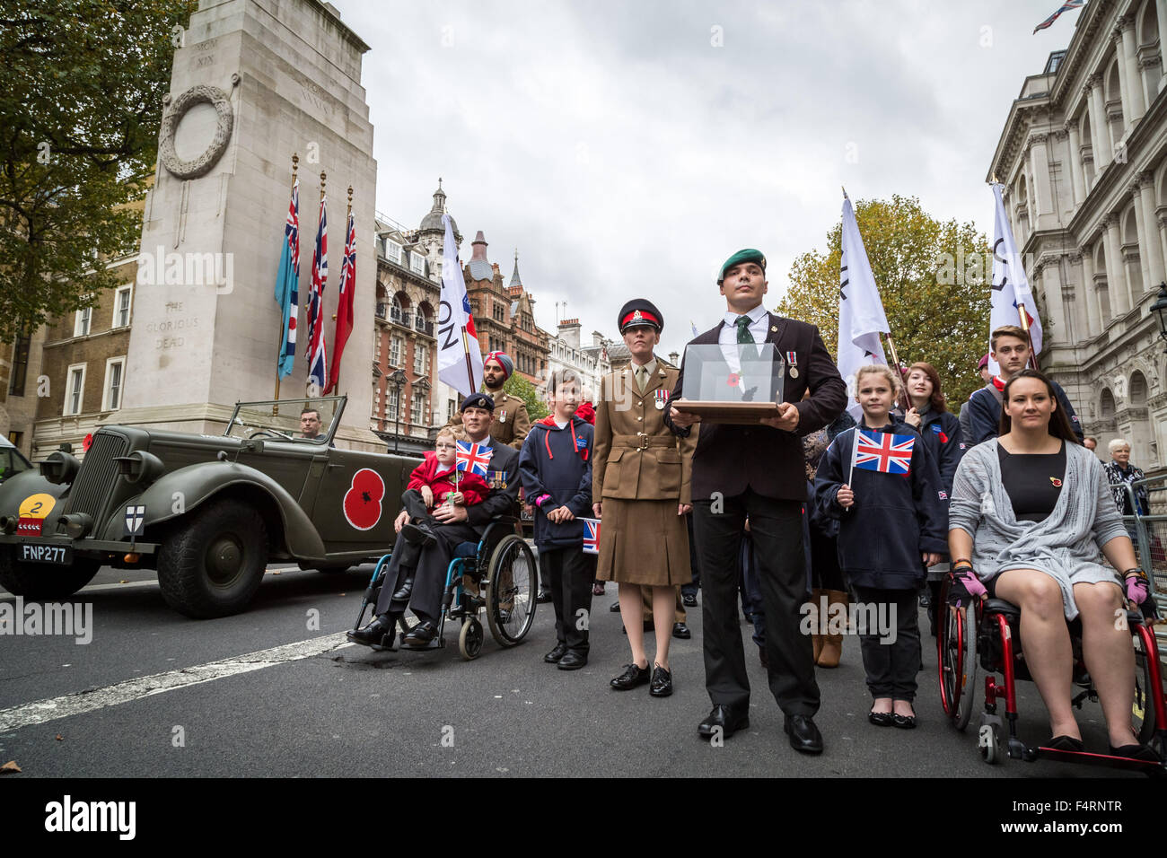 Londres, Royaume-Uni. 22 octobre, 2015. Royal British Legion Poppy Appel lancement annuel avec parade en passant par Londres y compris le Cénotaphe et la livraison du premier coquelicot pour le premier ministre David Cameron à Downing Street Crédit : Guy Josse/Alamy Live News Banque D'Images