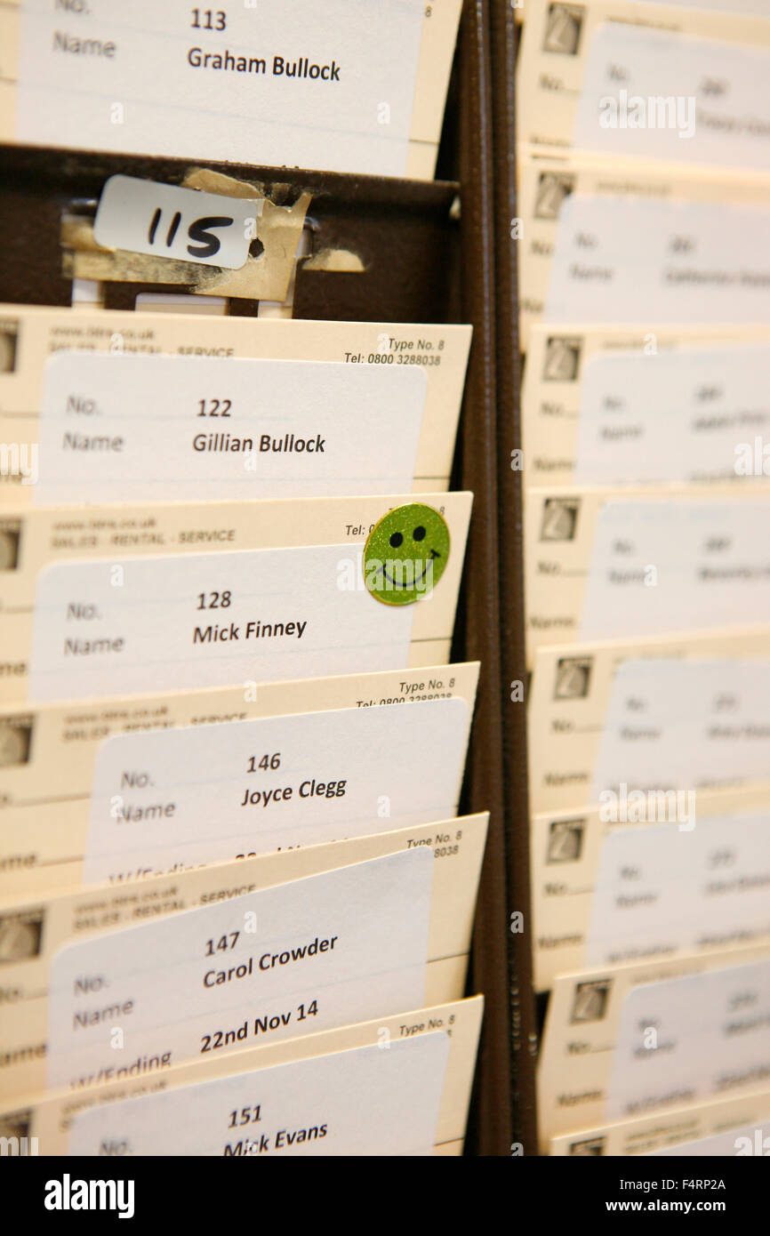 Cartes de pointage dans l'usine Emma Bridgewater à Stoke on Trent, Royaume-Uni. Banque D'Images