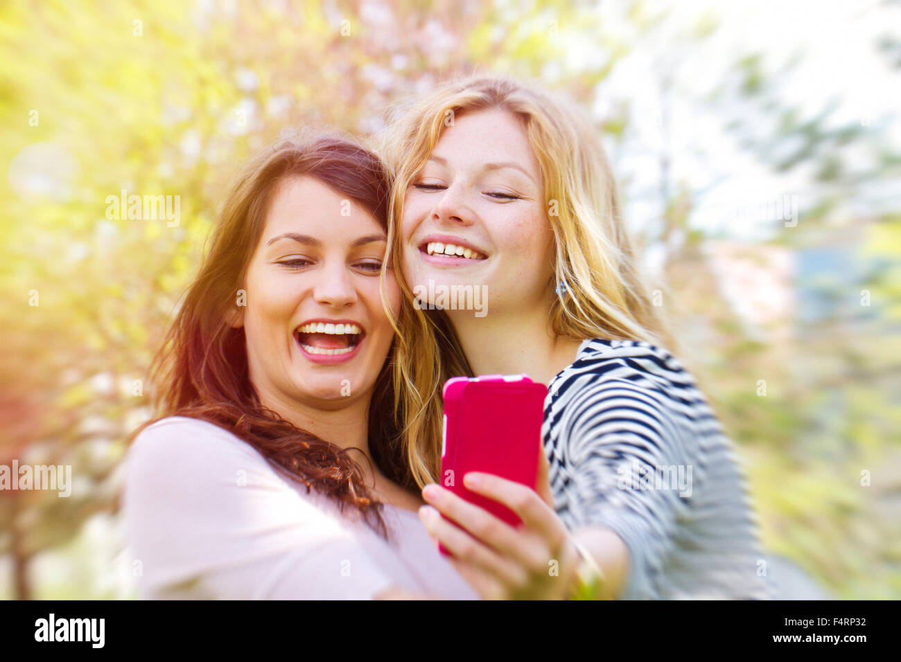 Deux jeunes filles en tenant avec Smartphone Selfies Banque D'Images