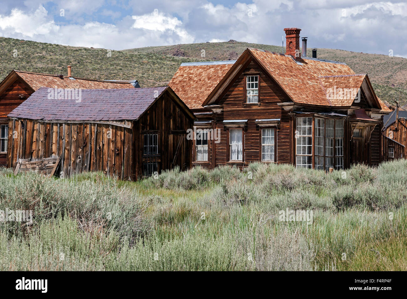 Vieilles maisons en bois, ville fantôme, ancienne ville minière, Bodie State Historic Park, Bodie, en Californie, USA Banque D'Images