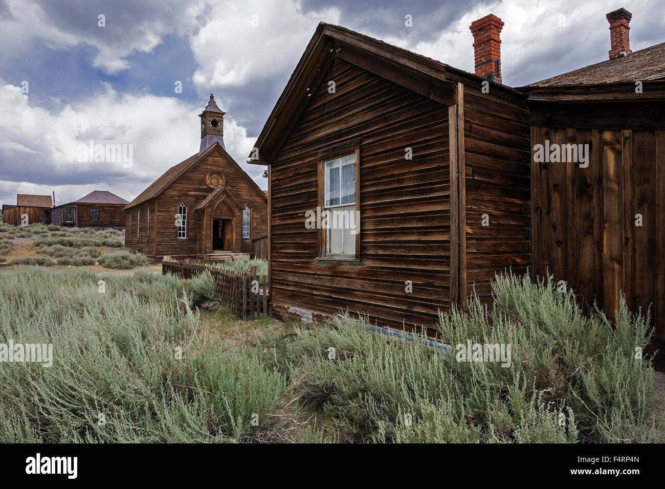Vieilles maisons en bois et une église, ville fantôme, ancienne ville minière, Bodie State Historic Park, Bodie, en Californie, USA Banque D'Images