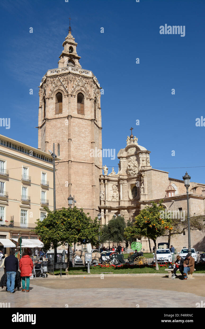 La place de la Reine à l'Iglesia de Santa Catalina l'église de Saint Catalina avec Bell Tower. Les gens marcher et s'asseoir. Banque D'Images